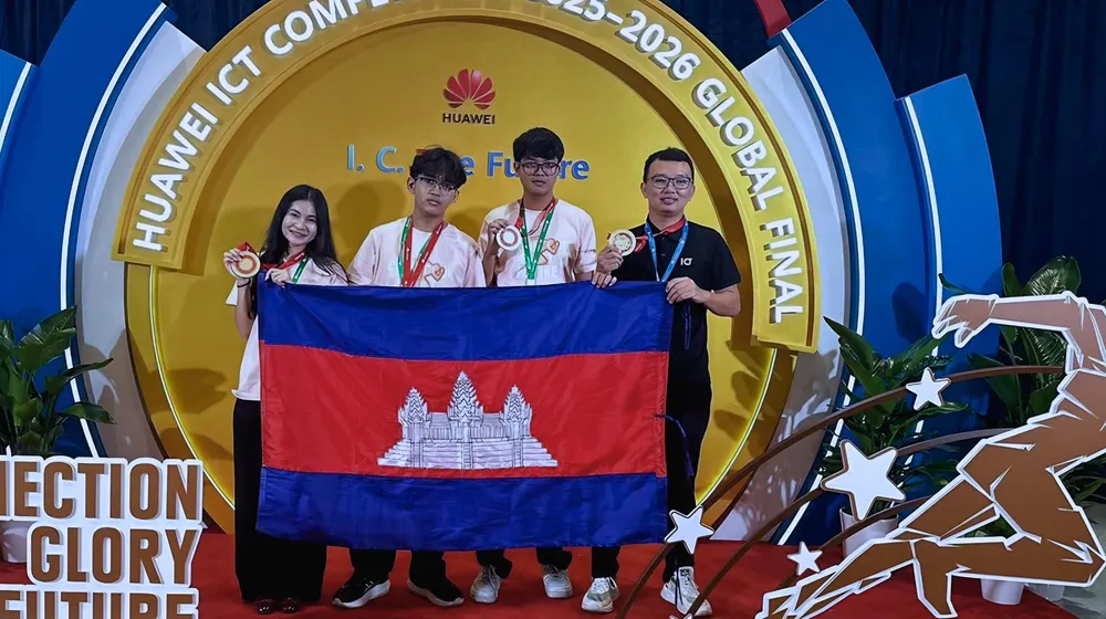 និស្សិតកម្ពុជា បង្កើតប្រព័ន្ធបច្ចេកវិទ្យា AI ពិនិត្យក្រណាត់ក្នុងវិស័យកាត់ដេរ ឈ្នះជ័យលាភី ពី Huawei ICT Competition 2025–2026