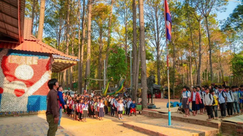 សម្តេច​ធិបតី​ ហ៊ុន​ ម៉ាណែត ​បញ្ជាក់​ថា​ ​នឹង​មិន​មាន​ការ​រុះរើ​ផ្ទះ​គ្រូ​សាលាដូង​នៅ​គិរីរម្យ​ទេ ​និង​ឧបត្ថម្ភ​មួយ​ខែ​៥​លាន​រៀល​ ​អង្ករ​១​តោន ​ដល់​សាលាដូង​