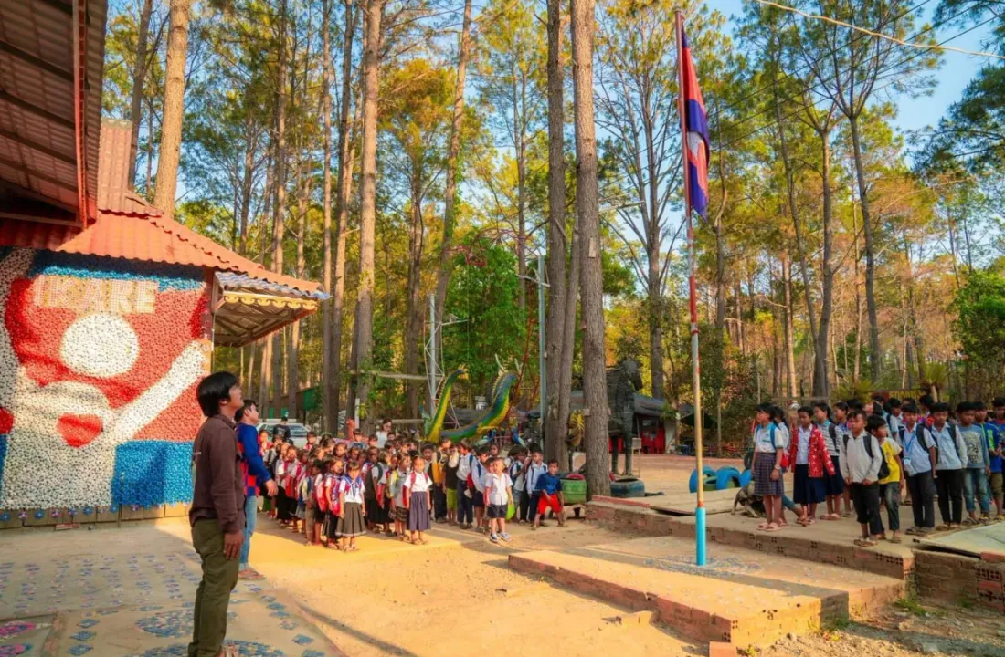 សម្តេច​ធិបតី​ ហ៊ុន​ ម៉ាណែត ​បញ្ជាក់​ថា​ ​នឹង​មិន​មាន​ការ​រុះរើ​ផ្ទះ​គ្រូ​សាលាដូង​នៅ​គិរីរម្យ​ទេ ​និង​ឧបត្ថម្ភ​មួយ​ខែ​៥​លាន​រៀល​ ​អង្ករ​១​តោន ​ដល់​សាលាដូង​