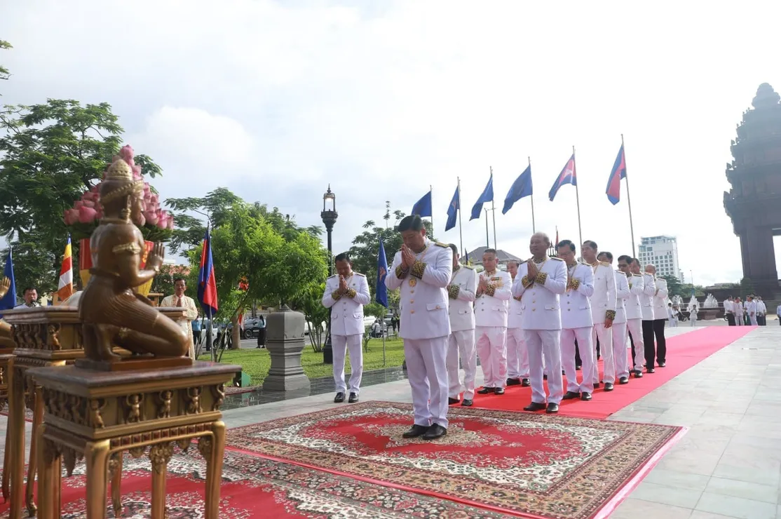 ថ្នាក់ដឹកនាំក្រ...