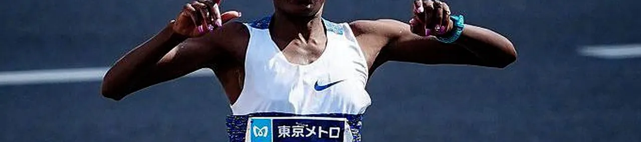 Thumbnail for Brigid Kosgei ឈ្នះលេខ១ និងបង្កើតកំណត់ត្រាថ្មីក្នុង Tokyo Marathon 2026