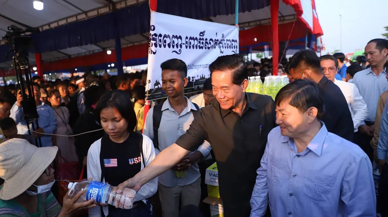 ប្រជាពលរដ្ឋជិត១...