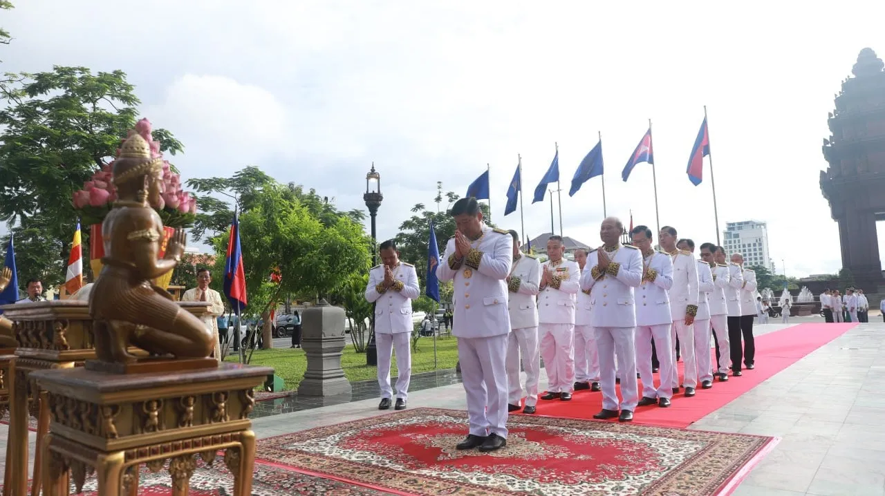 ថ្នាក់ដឹកនាំក្រ...