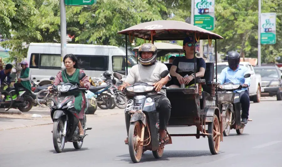 ភ្ជុំ​បិណ្ឌ​ជា​ឱកាស​បង្កើន​ចំណូល​សម្រាប់​អ្នក​លក់​គុយ​ទាវ​និង​អ្នក​រត់​កង់​បី តែ​ត្រូវ​លះបង់​ពេល​ជួបជុំ​គ្រួសារ​ - AMS Article Thumbnail
