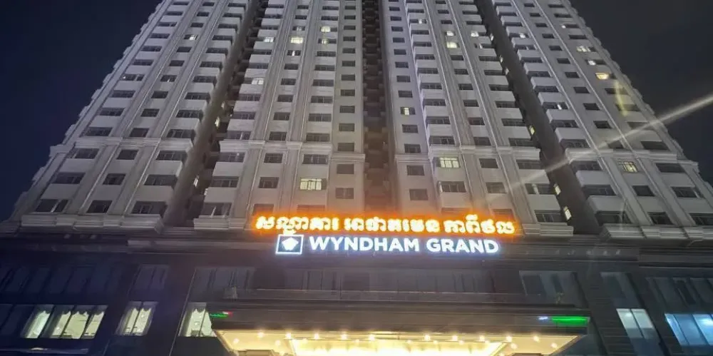អ្នកជំនាញ​មើលឃើញថា​ អគារ​ពាណិជ្ជកម្ម​ដែល​​រងផលប៉ះពាល់ក្រោយបង្ក្រាប​​ Scam Online នឹងល្អប្រសើរឡើងវិញ​ក្នុងពេលឆាប់ៗ - AMS Article Thumbnail