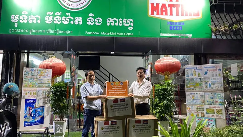 សមាគមអ្នកស្រាវជ្រាវវឌ្ឍនភាពកម្ពុជា-ចិន ប្រគល់ម៉ាស់ចំនួន១ម៉ឺនបន្ទះជូនដល់រដ្ឋបាលក្រុងបានលុង ខេត្តរតនគិរី​