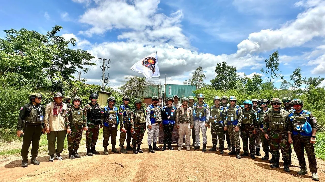 ក្រុមអ្នកសង្កេតការណ៍អាស៊ានចុះសង្កេតការណ៍អំពីស្ថានភាពព្រំដែននៅតំបន់ភូមិជោគជ័យ ឃុំអូរបីជាន់ ស្រុកអូរជ្រៅ ដែលជាទីតាំងត្រូវបានទទួលរងការវាយប្រហារ រាយបន្លាលួស និងដាក់ពង្រាយទូកុងតឺន័រកាន់កាប់ដោយខុសច្បាប់របស់យោធាថៃ