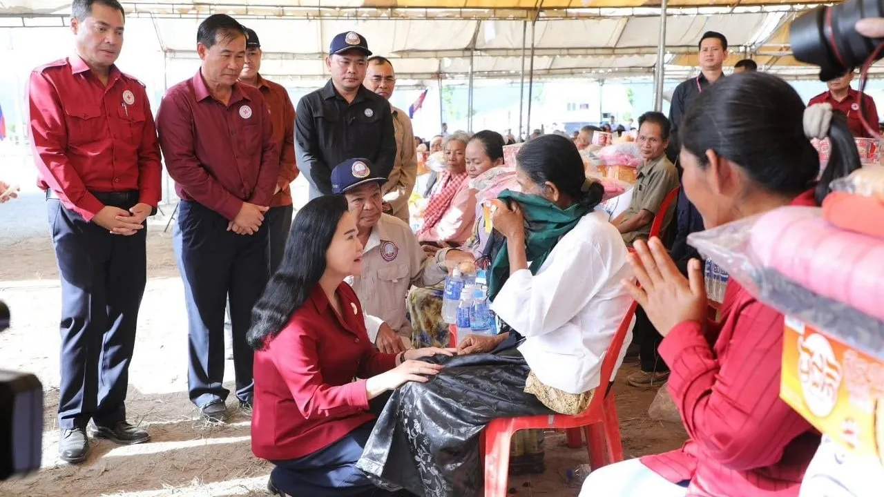 សម្តេចកិត្តិព្រឹទ្ធបណ្ឌិត ប៊ុន រ៉ានី ហ៊ុនសែន អញ្ជើញសួរសុខទុក្ខ និងជូនអំណោយដល់អតីតយុទ្ធជន និងនិវត្តជន និង ប្រគល់ផ្ទះបន្ថែម,អណ្តូង នៅភូមិប៊ុនរ៉ានីសែនជ័យដំណាក់ទ្រយឹង