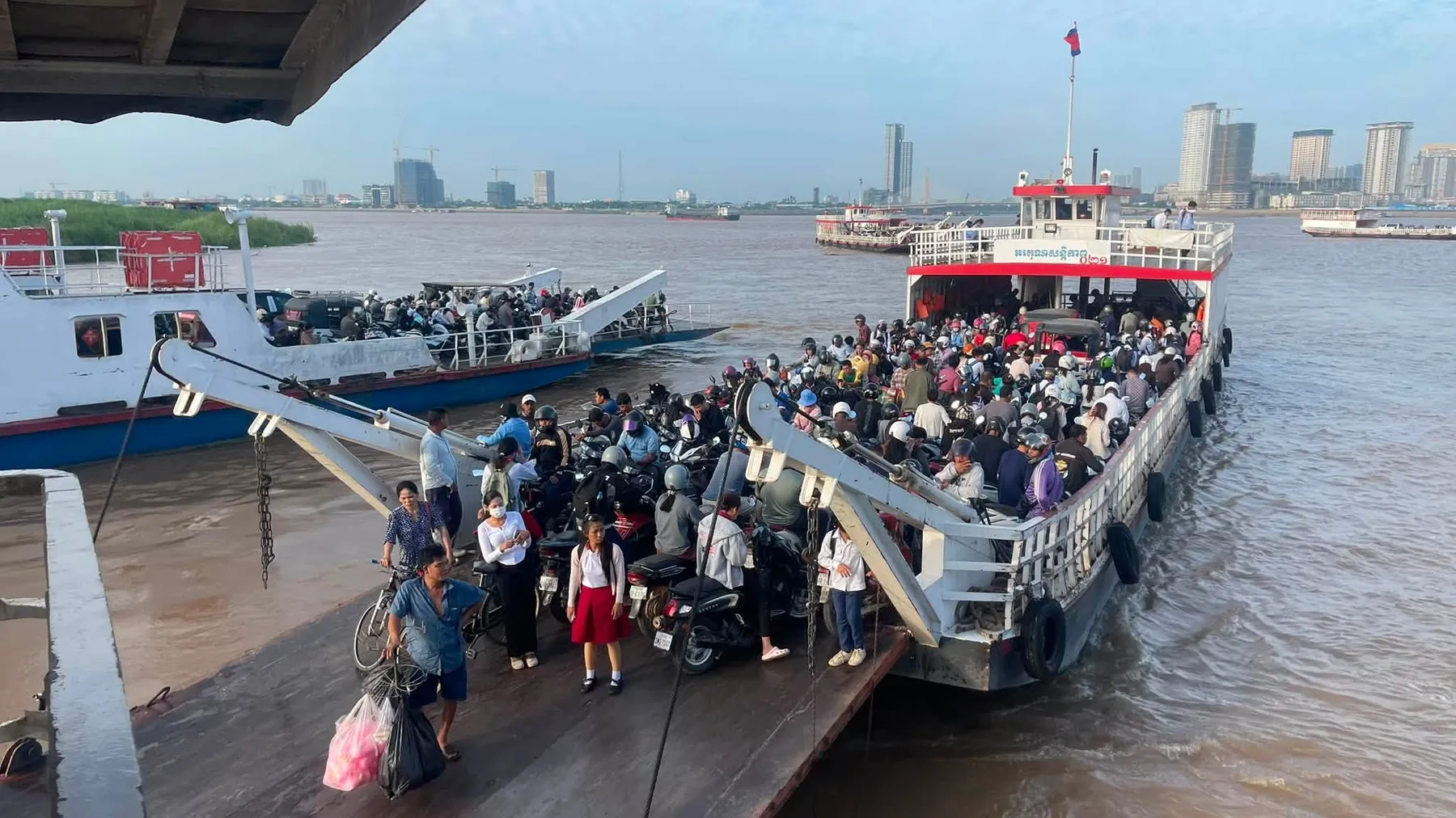 អាជ្ញាធរអំពាវនាវឱ្យបង្កើនការប្រុងប្រយ័ត្ន ក្រោយនាវាចម្លងប៉ះទង្គិចជាមួយនាវាដឹកខ្សាច់