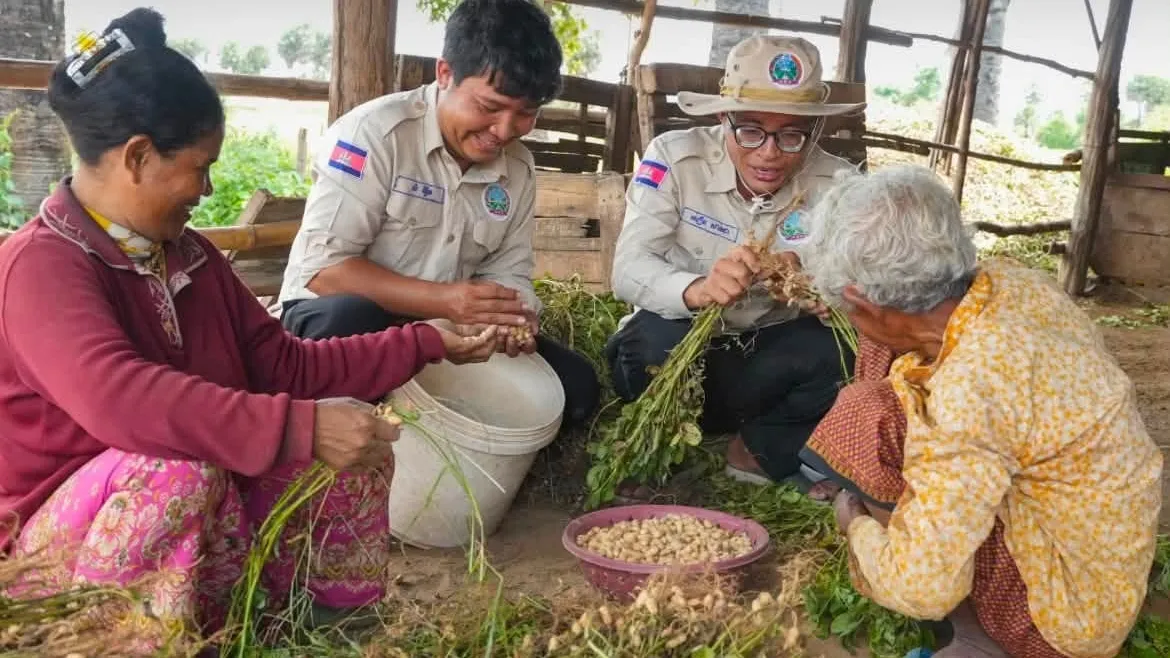 គ្រួសារកសិករមួយនៅខេត្តកំពង់ស្ពឺ ទទួលប្រាក់ប្រចាំថ្ងៃពីការធ្វើ​កសិកម្មចម្រុះ