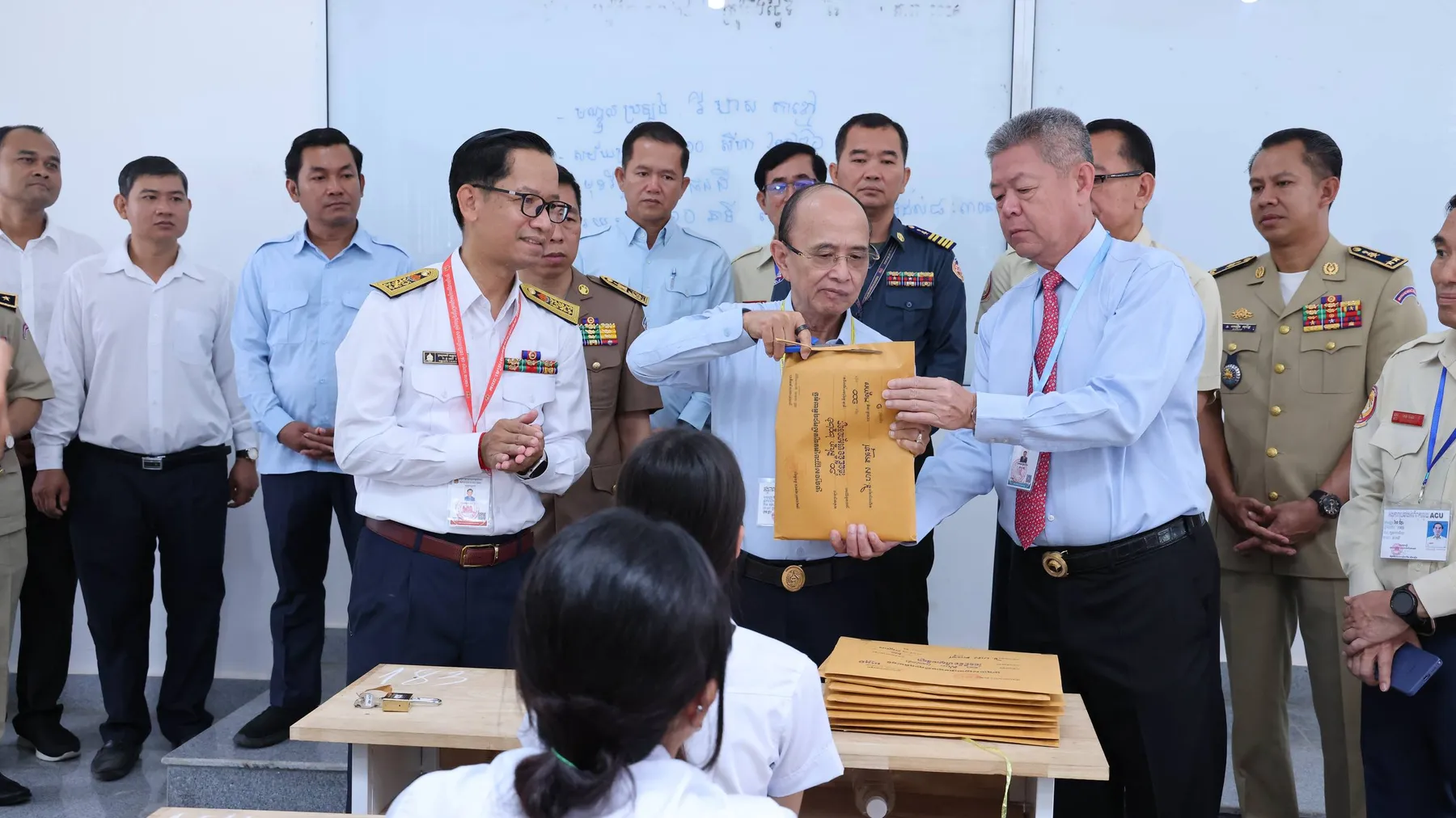 អភិបាលខេត្តកណ្តាលលើកទឹកចិត្តបេក្ខជនប្រឡងកុំឱ្យភិតភ័យ ត្រូវខិតខំប្រឹងប្រែងឱ្យអស់ពីសមត្ថភាព