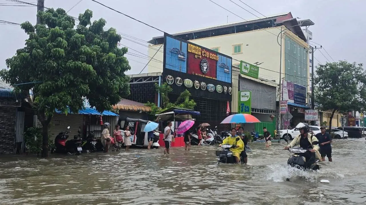 ទឹកជំនន់ហូរមកពីថៃ ធ្វើឲ្យខេត្តបន្ទាយមានជ័យកាន់តែងលិចលង់