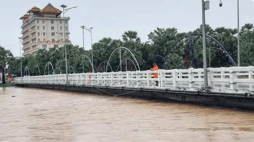 អាជ្ញាធរណែនាំពលរដ្ឋជុំវិញបឹងទន្លេសាបឲ្យប្រុងប្រយ័ត្នចំពោះកម្ពស់ទឹកស្ទឹងសិរីសោភ័ណ និងស្ទឹងស្រែង