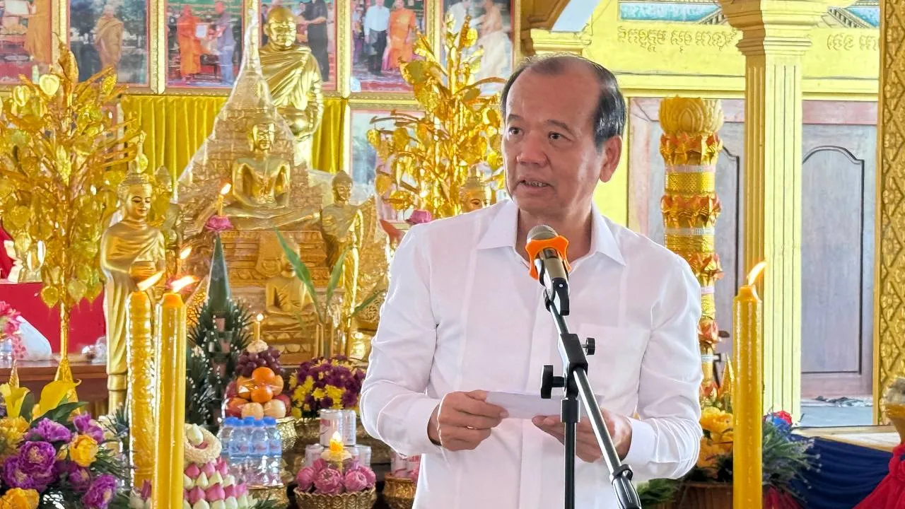 ឯកឧត្តម ជា វ៉ាន់ដេត អញ្ជើញដឹកនាំមន្រ្តីរាជការក្រសួង អាជ្ញាធរខេត្ត និងពុទ្ធបរិស័ទចំណុះជើងវត្ត កាន់បិណ្ឌវេនទី៦នៅមង្គលមានលក្ខណ៍ ខេត្តតាកែវ