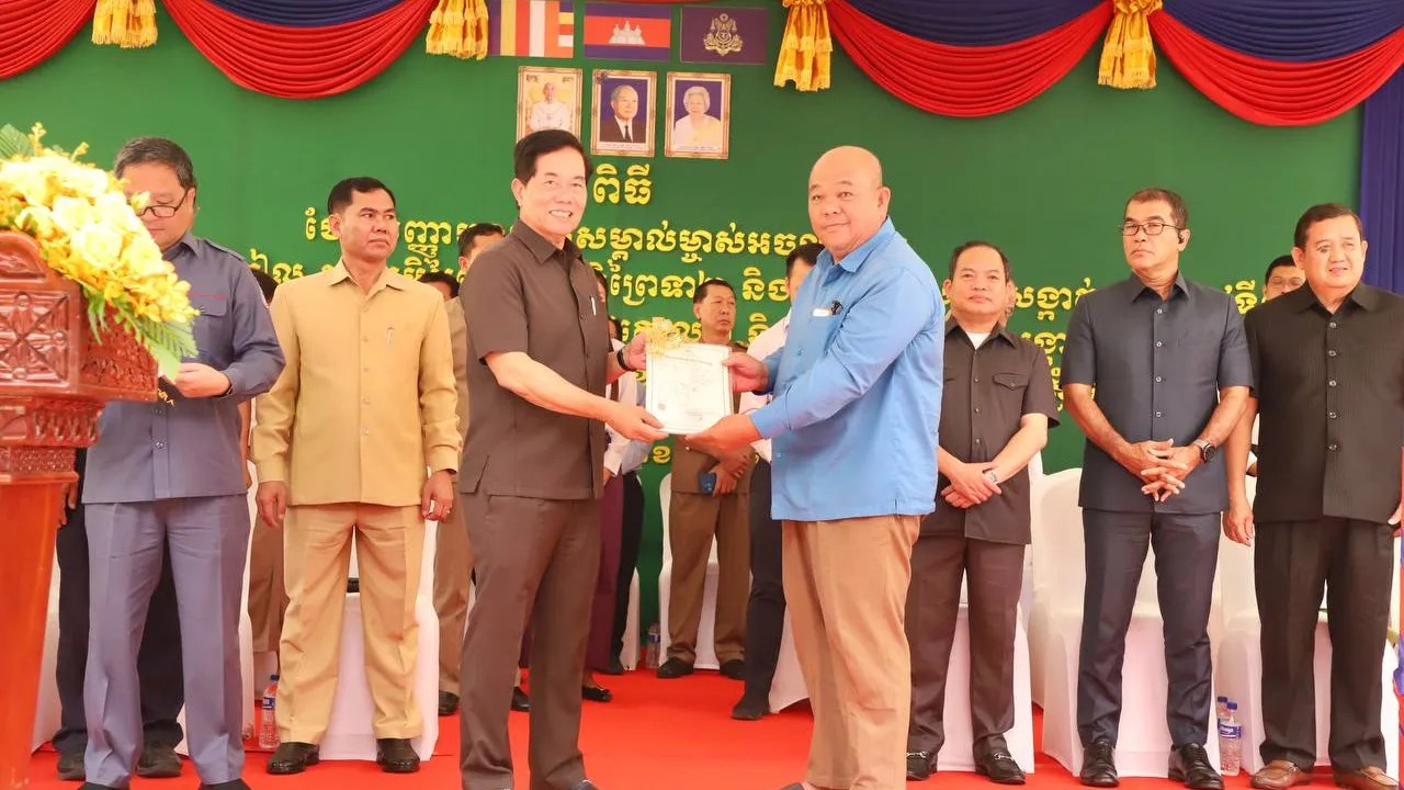 រដ្ឋបាលរាជធានីភ្នំពេញ ចែកបណ្ណកម្មសិទ្ធិដីធ្លីជាង ១ម៉ឺនបណ្ណ ជូនពលរដ្ឋរស់នៅជាប់របងព្រលានយន្តហោះចាស់