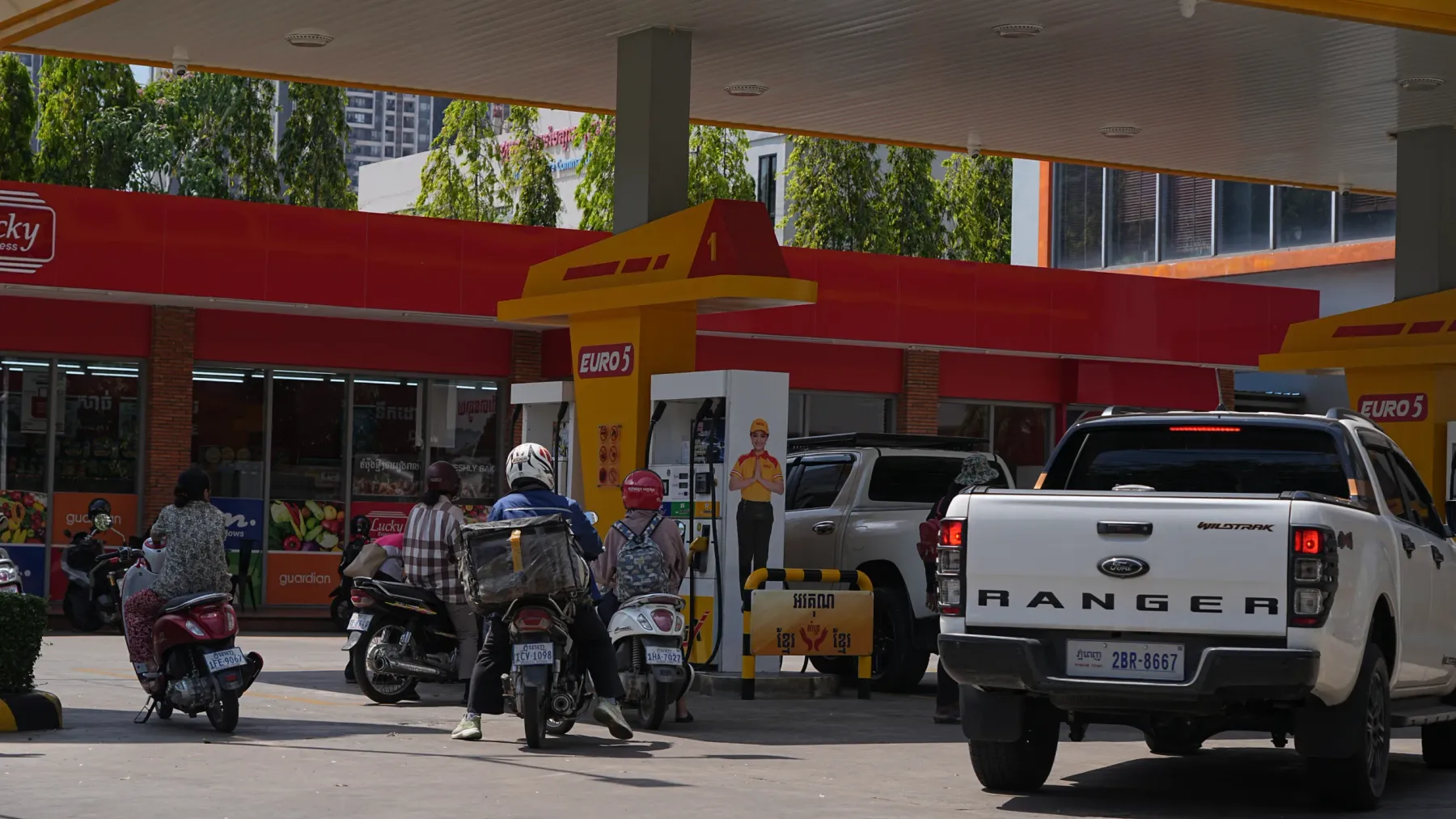 អ្នកសេដ្ឋកិច្ច ៖ តម្លៃប្រេងនៅកម្ពុជានឹងធ្លាក់ចុះ ខណៈ​ប្រេងនៅទីផ្សារសកល​ស្រុតថ្លៃបន្តិចមកវិញ