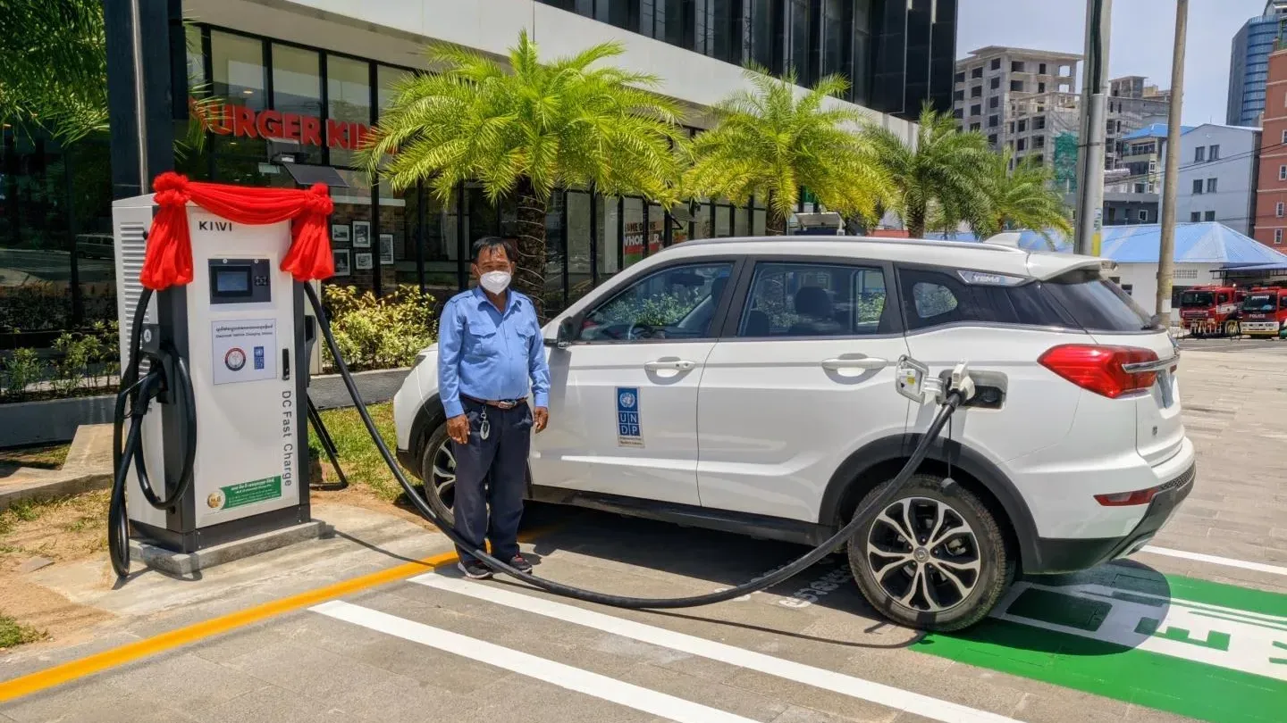 ពលរដ្ឋកម្ពុជាជាច្រើនងាកមកប្រើប្រាស់យានយន្តអគ្គិសនី ស្របពេលការនាំចូលប្រេងឥន្ធនៈធ្លាក់ចុះ