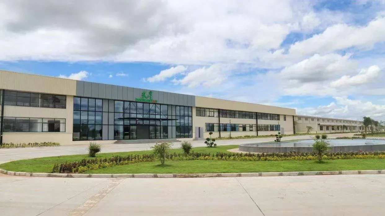 រោងចក្រ Newbustar (crossleader) ជារោងចក្រទីពីរ ដែលមានសិទ្ធិលក់ ចែកចាយ និងផលិតសំបកកង់ឡាននៅខ្មែរ