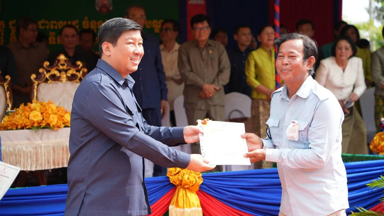 រដ្ឋាភិបាលសម្រុកចែក​បណ្ណកម្មសិទ្ធិដីធ្លីដែលបានវាស់វែង ​និង​ចុះបញ្ជីរួច​ជូនប្រជាពលរដ្ឋ​ទូទាំងប្រទេស ដើម្បីប្រើប្រាស់​តាម​ការ​ចាំបាច់​
