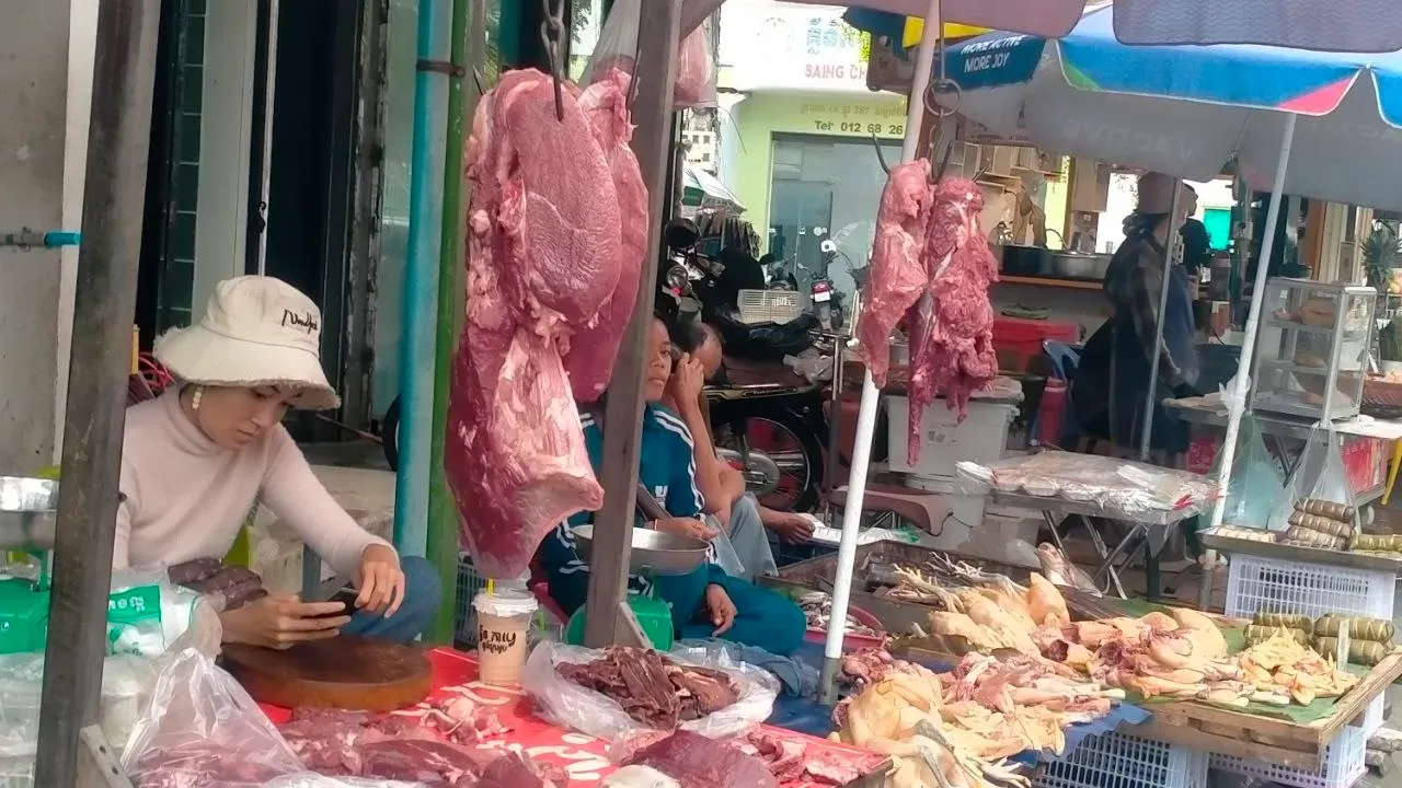 ទីផ្សារត្រី-សាច់សត្វចិញ្ចឹម មានស្ថិរភាពតម្លៃក្នុងរដូវកាន់បិណ្ឌ ខណៈអ្នកចិញ្ចឹមប្រឈមការផ្គត់ផ្គង់លើសតម្រូវការ