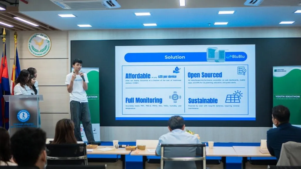 ក្រុមយុវជន Blu Blu បង្ហាញគំនិតបង្កើត​ឧបករណ៍វាស់គុណភាពខ្យល់ ដែលចំណាយតិច ជួយ​សហគមន៍ការពារសុខភាពពីខ្យល់ពុល