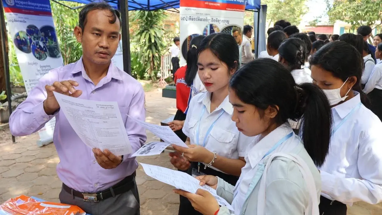 ក្រសួងអប់រំកំពុង​ជំរុញការអនុវត្តប្រព័ន្ធមគ្គុទ្ទេសក៍អាជីព និងការផ្តល់ប្រឹក្សានៅតាមសាលារៀនទូទាំងប្រទេស ដើម្បីតម្រង់ទិសយុវជនឆ្ពោះទៅរកទីផ្សារការងារ