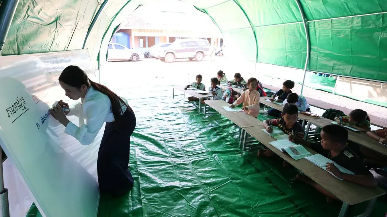 អ្នកគ្រូ គុយ ស្រីនិច បន្តបង្រៀនសិស្ស​នៅជំរំភៀសសឹក ព្រោះចង់ឱ្យ​កុមារ​នៅតំបន់ព្រំដែន​ទទួលបាន​ចំណេះដឹង