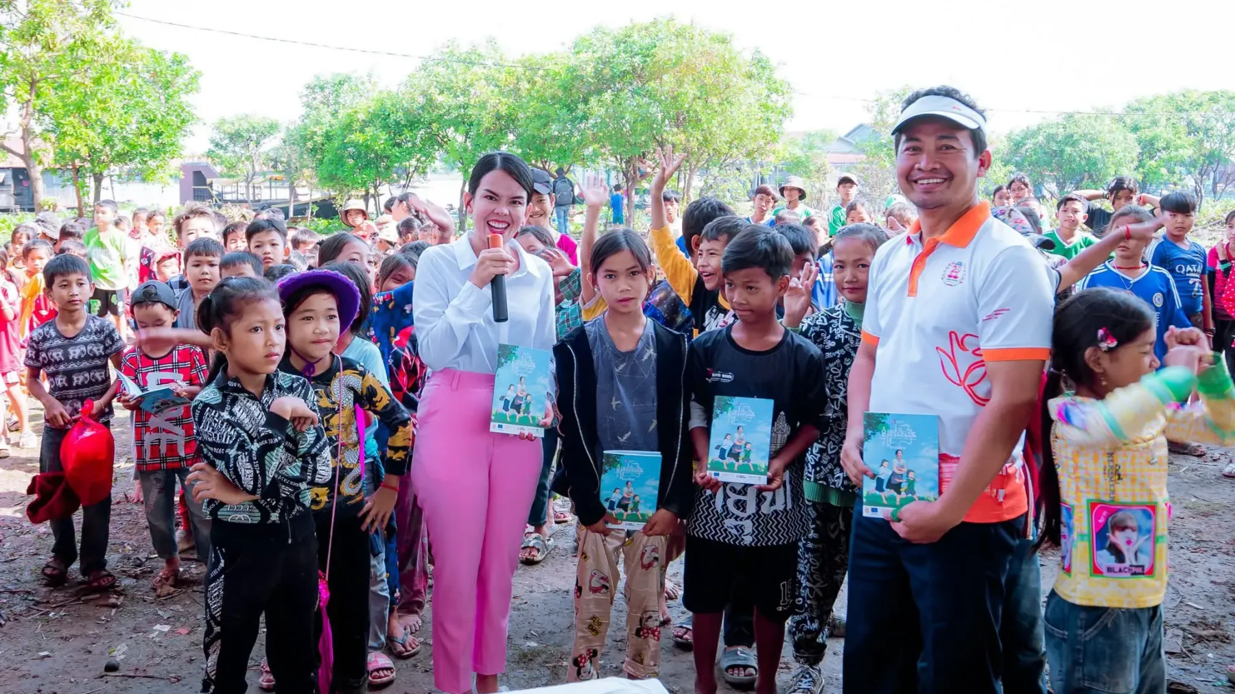 សៀវភៅ​ ​១​លាន​ក្បាល​ចែក​ដល់​កុមារ​នៅ​តំបន់​ដាច់ស្រយាល ​និង​ជុំវិញ​បឹង​ទន្លេ​សាប ​ដើម្បី​ជំរុញ​វប្បធម៌​អាន​