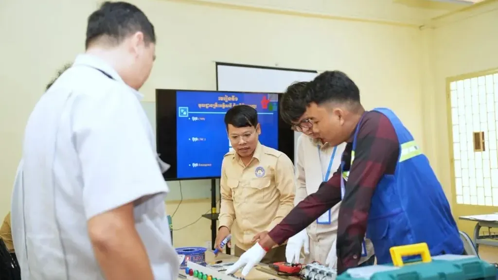 ជំនាញ​វិស្វកម្ម​អគ្គិសនី​ ​៖ ​ជម្រើស​សិក្សា​ដ៏​មាន​សក្តានុពល ​ជាមួយ​ទីផ្សារ​ការងារ​ធំ​ទូលាយ​