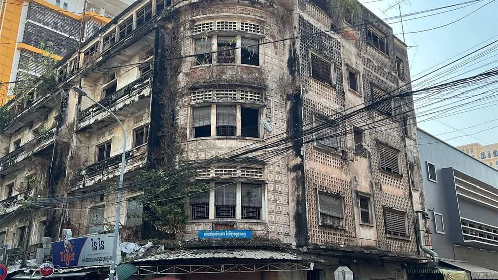 សំណង់អគារដែលជាអតីតស្ថានទូតអាមេរិក និងជាអតីតសាលាបឋមសិក្សាបដិវត្ត ប្រឈមការវាយកម្ទេចចោល