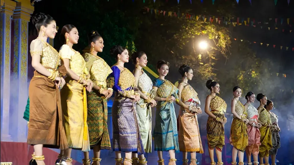 បវរកញ្ញាខ្មែរជាច្រើនរូបបង្ហាញម៉ូដសម្លៀកបំពាក់ស្បៃបុរាណខ្មែរ នាកម្មវិធី នគរសង្ក្រាន្ត