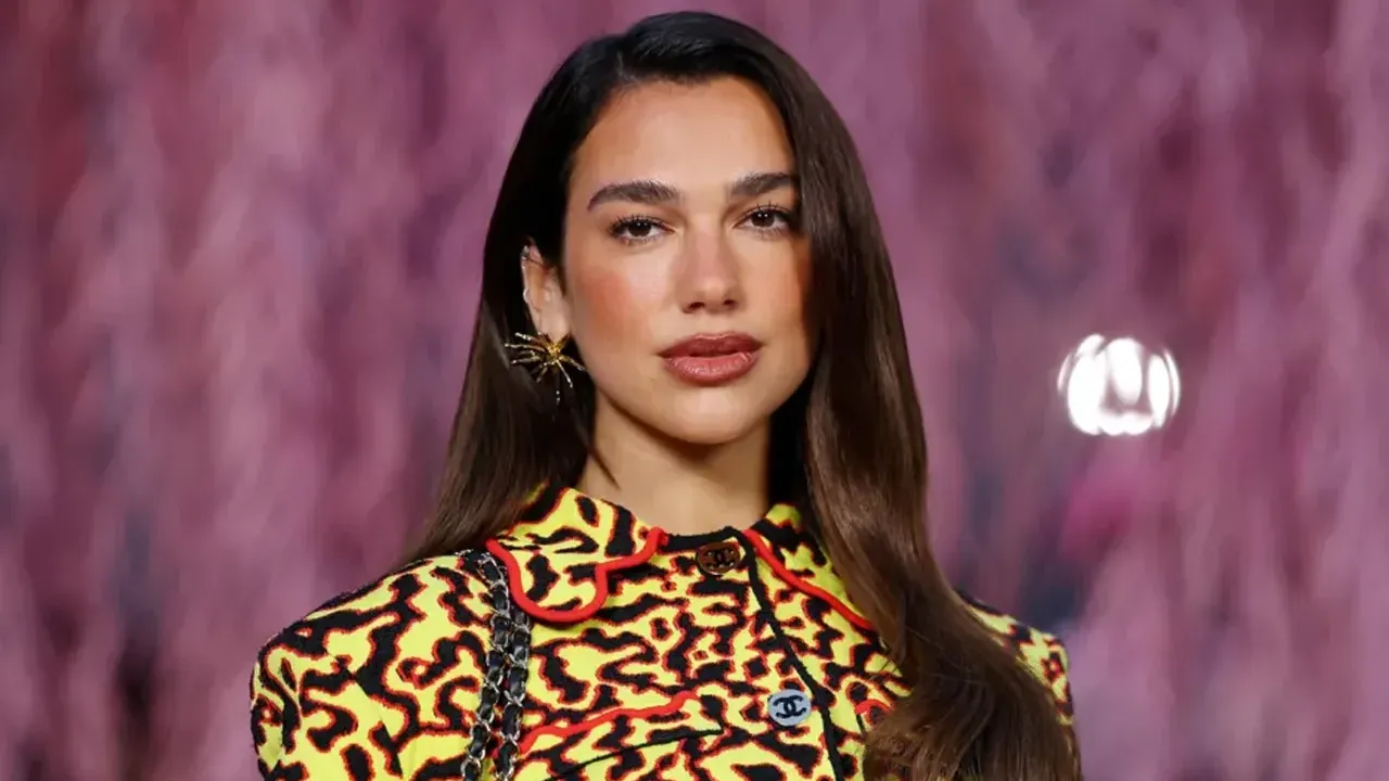 Dua Lipa ប្តឹងក្រុមហ៊ុន Samsung ទាមទារសំណង ១៥ លានដុល្លារ ជុំវិញការប្រើប្រាស់រូបភាពនាងលើប្រអប់ទូរទស្សន៍