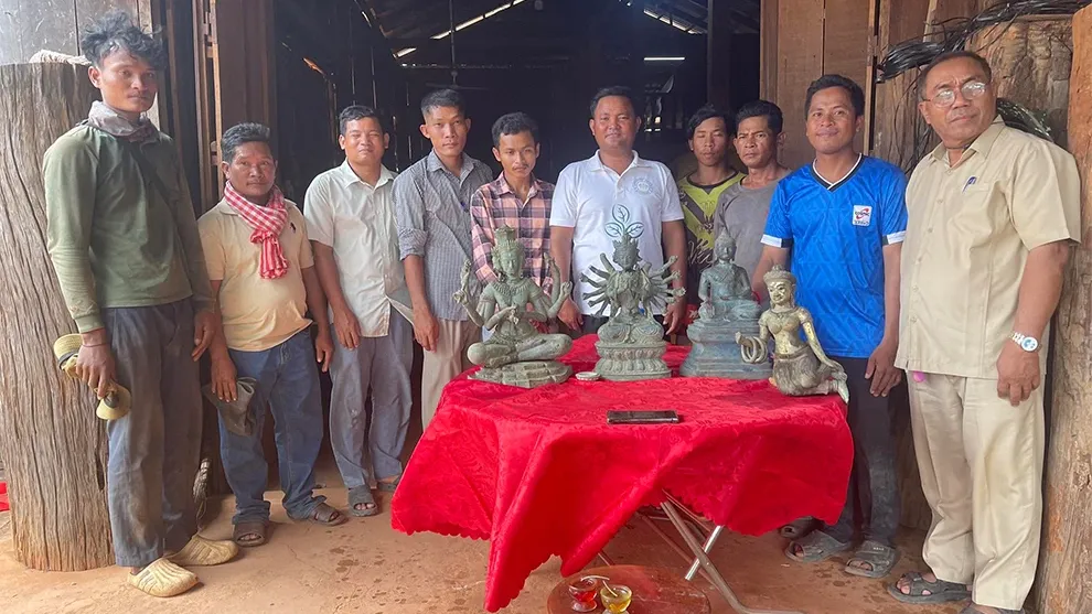 ពលរដ្ឋប្រទះ​ឃើញ​បដិមាករ ៤ អង្គ កប់​​ដី​ក្នុង​ចម្ការ​ស្វាយចន្ទីខេត្ត​កំពង់​ធំ