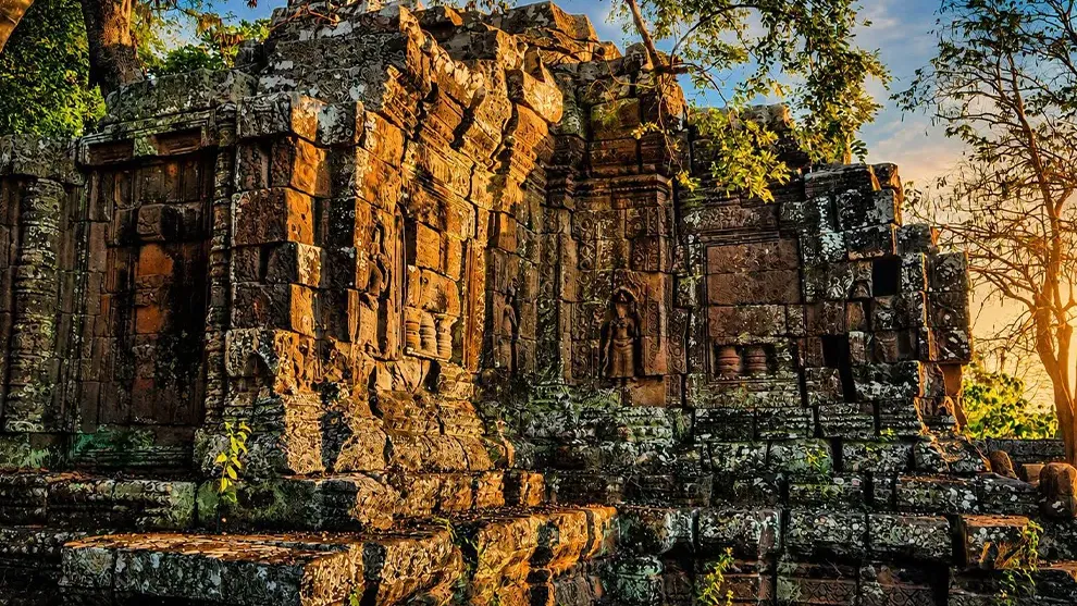 សិលាចារិកប្រាសាទជ្រុង បរិយាយលម្អិតពីការស្ថាបនាមហាកំពែង កសិន្ធុទឹក និងទ្វារចូលរាជធានីអង្គរធំ