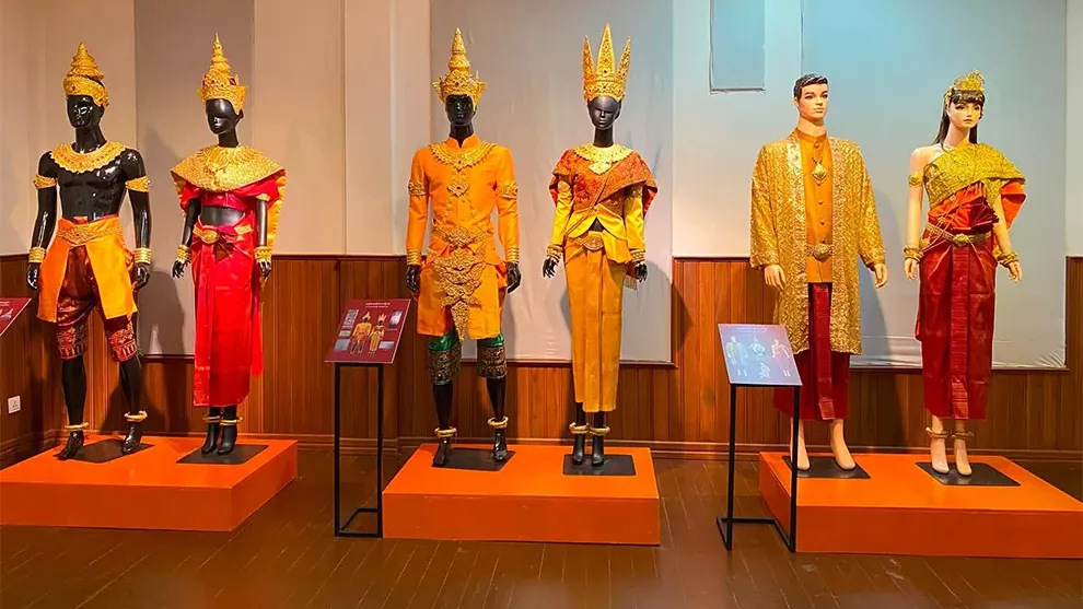 ទៅ​សៀមរាប​កុំ​ភ្លេច​ចូល​មើល​ពិព័រណ៍​សំលៀកបំពាក់​ប្រពៃណី​បុរាណ​ខ្មែរ សម្រាប់ភ្ញៀវ​ខ្មែរ​ ១ពាន់​រៀល​ប៉ុណ្ណោះ