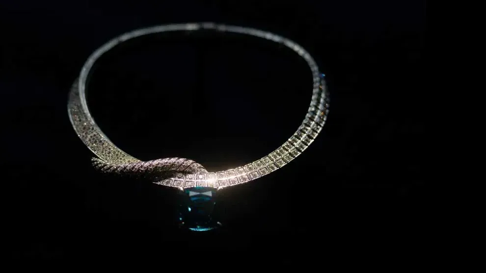 Louis Vuitton យកត្បូង Blue Zircon របស់ខេត្តរតនគិរី ទម្ងន់ជាង​ ៨២ ការ៉ាត់ ច្នៃជាខ្សែកប្រណីត