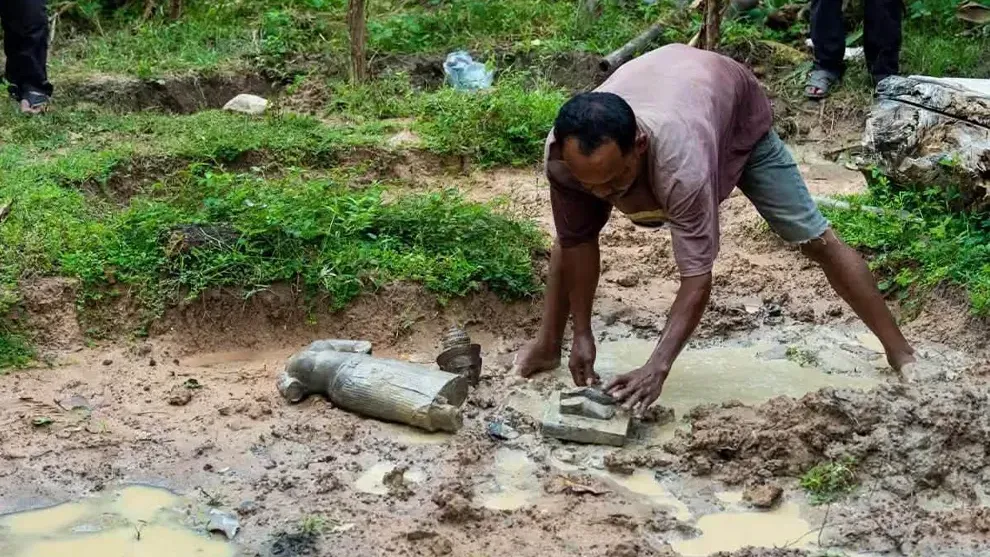 ពលរដ្ឋគំរូ! ឪពុកនិងកូនប្រុសប្រទះឃើញបដិមាបុរាណកប់ដីក្បែរផ្ទះ រាយការណ៍ជូនអាជ្ញាធរភ្លាមៗ