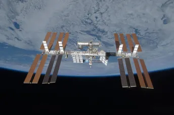 រុស្ស៊ី-អាមេរិក ចង់ពង្រីកសេវាកម្មស្ថានីយ៍អវកាសអន្តរជាតិលើសពីឆ្នាំ ២០២៨ - AMS Article Thumbnail