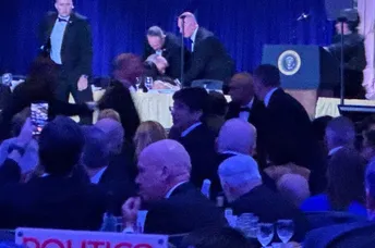 លោក ដូណាល់ ត្រាំ ត្រូវជម្លៀសខ្លួនចេញពីកម្មវិធីជាបន្ទាន់ ក្រោយមានគេប៉ងធ្វើឃាត - AMS Article Thumbnail