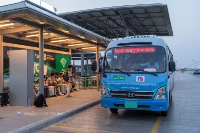 យុវជន ងាកមកជិះរថយន្តក្រុងសាធារណៈ ខណៈប្រេងសាំងឡើងថ្លៃ