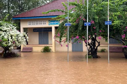 សាលារៀនជាង ១០០សាលារងផលប៉ះពាល់ពីទឹកជំនន់នៅបាត់ដំបង ខណៈតាមបណ្តាខេត្តផ្សេងទៀតអាជ្ញាធរកំពុងស្រង់ទិន្នន័យ