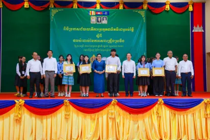ក្រុមសិស្សមកពីវិទ្យាល័យសុខអានទន្លេបាទី ដណ្តើម​បាន​ជ័យលាភីលេខ១ ក្នុងការប្រកួតផលិតវីដេអូអប់រំខ្លីស្ដីពីផលប៉ះពាល់នៃការសេពគ្រឿងស្រវឹង