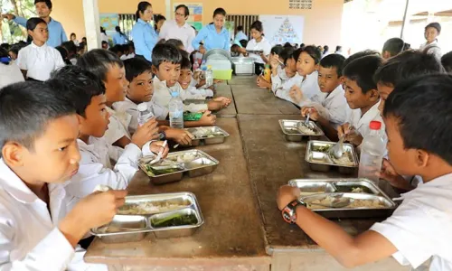 ឯកឧត្តម ហង់ជួន ណារ៉ុន ៖ កម្មវិធីផ្តល់អាហារតាមសាលារៀន គឺជា​យន្តការសង្គមគាំទ្រដល់ការសិក្សា សុខភាព និង​អាហារូបត្ថម្ភរបស់សិស្ស