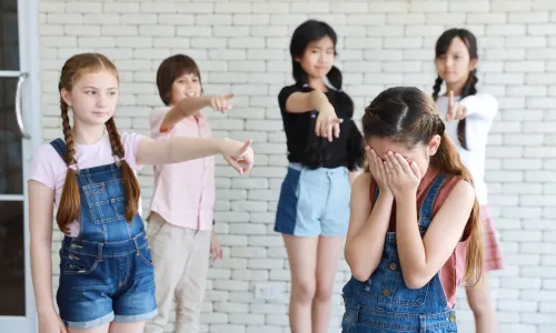 ការគំរាមកំហែង (Bullying) លើកុមារ ៖ អ្វីដែលមាតាបិតាត្រូវដឹង និងវិធីសាស្រ្តដោះស្រាយ ដើម្បីការពារផ្លូវចិត្តកុមារ