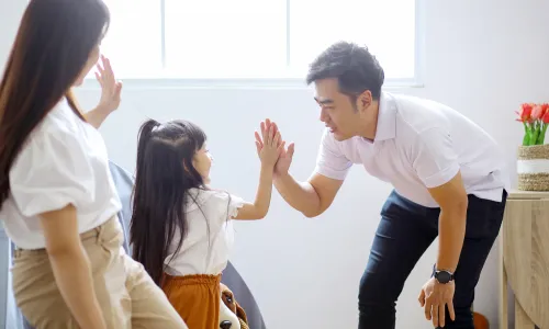 ៨ វិធីសាស្ត្របង្កើនស្មារតីតស៊ូ និងទំនុកចិត្តដល់កូន តាមរយៈការសរសើរ