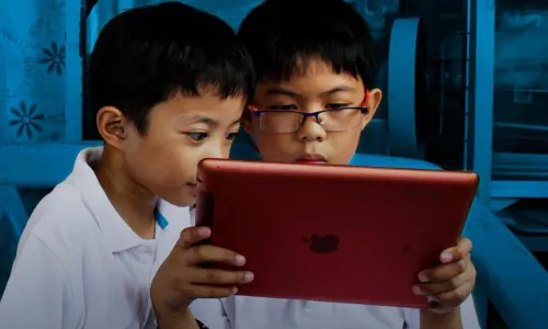 កុមារកម្ពុជាម្នាក់ ក្នុងចំណោម១០នាក់ រងគ្រោះដោយប្រព័ន្ធអ៊ីនធើណិត