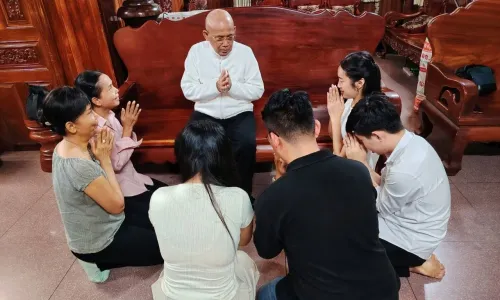 ឥរិយាបថដែល​យុវជនគួរប្រកាន់យក ពេលជូនទេយ្យទានដល់អ្នកមានគុណ ក្នុង​ឱកាស​ពិធីបុណ្យ​ចូលឆ្នាំថ្មី