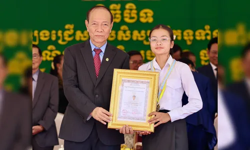 ពីចំណាត់ថ្នាក់លេខ៦ មកជាម្ចាស់ជ័យលាភីលេខ១! យុវតី រស់ ដា សិស្សពូកែផ្នែកអក្សរសិល្ប៍ខ្មែរទូទាំងប្រទេស ថ្នាក់ទី១២ ឆ្នាំ២០២៦