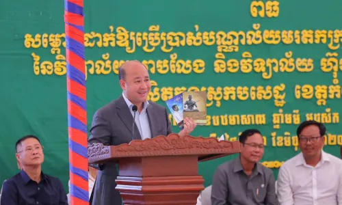រដ្ឋមន្រ្តីក្រសួងមុខងារសាធារណៈ ជំរុញសិស្សានុសិស្សប្រឹងប្រែងរៀន​ឱ្យ​អស់ពីលទ្ធភាព សម្រាប់​ការ​ប្រឡង​បាក់ឌុប​នាពេលខាងមុខ