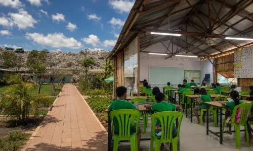 សាលារៀនក្បែរទីលានចាក់សំរាមក្នុងខណ្ឌដង្កោ ផ្ដល់ក្ដីសង្ឃឹមថ្មីដល់កុមារជិត៣០០នាក់ ទទួលបានការអប់រំ